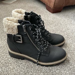 Women’s Universal Thread boots